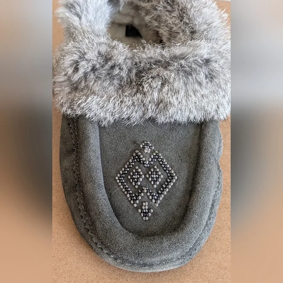 Manitobah Mukluks | Grey Suede Beaded Mukluk Slippers w Rabbit Fur, Size 8 - Picture 6 of 16